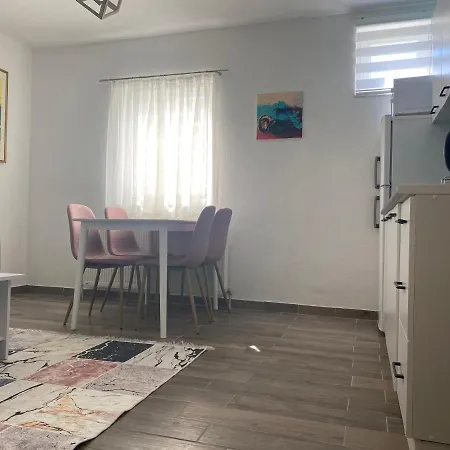 Gostinjska kuća Nana 3*